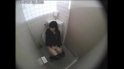 【盗撮・トイレ】エロいニーハイストッキングを履いたショートカットの女の子がトイレで我慢できずにオナニーの画像