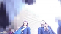 【盗撮・パンチラ】仲良し２人組のミニスカ女子高生が仲良く話しながら通学してる所をパンティを盗撮の画像
