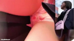 【盗撮・パンチラ】テーマパーク内の真っピンクのプリクラであどけない女子高生カップルが撮影してる所を花柄パンティを盗撮の画像