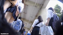 【盗撮・パンチラ】学校で同級生の女子高生たちの色々なパンティを盗撮する男子高校生の画像