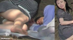 【盗撮・パンチラ】公園の芝生に寝転がってイチャつくカップルのお姉さんのストッキング越しの羽付きパンティを盗撮の画像
