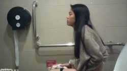 【盗撮・トレイ】飲食店などのトイレに仕掛けられたカメラの前でオシッコをするタイ人のお姉さんたちを盗撮の画像