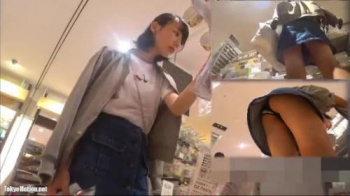 可愛らしい私服JKが買い物に夢中になってる所を付け回してロリパンティを隠し撮りの画像