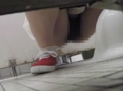 【トイレ盗撮】女子トイレで息を潜め隙間から少女のオシッコを覗く変態過ぎる盗撮師の画像