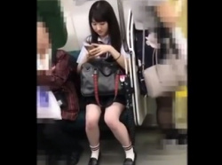 【パンチラ】電車で見つけた清楚系美少女JKの純白パンティを逆さ撮りの画像