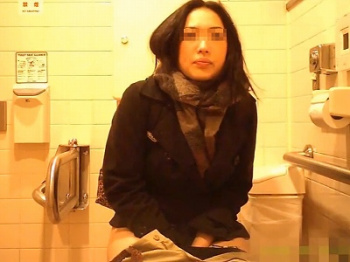 【トイレ盗撮】オシッコ中を真正面から隠し撮りされた恥ずかしいお姉さんｗの画像