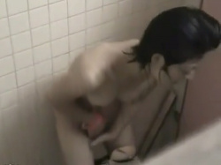 【本物盗撮】まさか美人なお姉さんがトイレでオナニーを始めるとは！！市民プールのトイレに忍び込んだ盗撮師も焦った一部始終！の画像