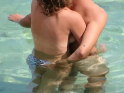 人気のある海水浴場の海中で手コキしている若者カップルを隠し撮りの画像