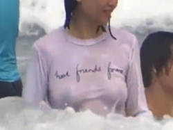 ノーブラにTシャツ姿で海に入って乳首透けまくりの素人娘を隠し撮りの画像