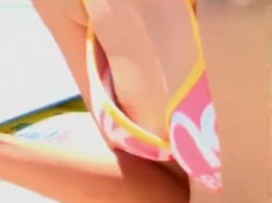 海水浴場にいた貧乳娘のビキニの隙間から浮きブラ乳首隠し撮りの画像