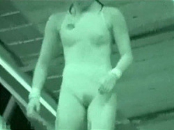 高飛び込みの競泳水着姿の美人選手を赤外線隠し撮りでほぼ全裸の画像