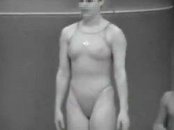飛び込みの美人選手を赤外線隠し撮りしたら競泳水着が透け透けの画像