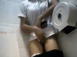 トイレに籠りクリトリスを擦りオナニーする女性従業員を隠し撮りの画像