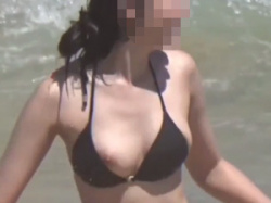 海水浴場ではしゃいでビキニから乳首露出しているお姉さんを隠し撮りの画像