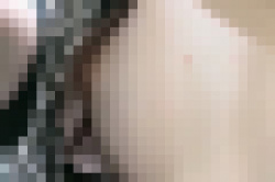 電車内で目の前に座っていた色白素人娘の浮きブラ乳首隠し撮りの画像