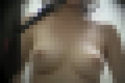 巨乳二人組が海の家のシャワー室で全裸で着替える様子を隠し撮りの画像