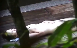 【盗撮】　露天風呂盗撮動画！温泉で寝転んでマン毛丸見えのお姉さん！の画像