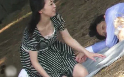 【盗撮】【パンチラ】公園でいちゃつくカップル、彼女の羽付きパンツが撮影されてますよ！の画像