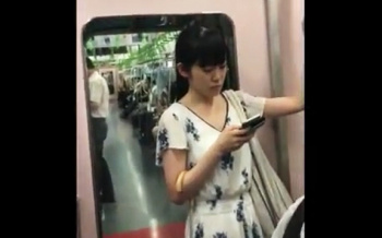 【盗撮】【パンチラ】ポニーテールの清楚系お姉さん、電車内でワンピースを逆さ撮りされる！の画像