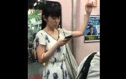 【パンチラ盗撮】通勤電車内でワンピースお姉さんを逆さ撮り！涼し気な水色パンツの画像