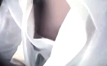 【胸チラ】ショップ店員の乳首チラ隠し撮り動画の画像
