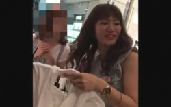 【パンチラ盗撮】ショップ店員のスカートを逆さ撮り動画。水色パンツの画像