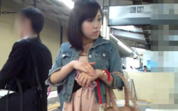 【パンチラ盗撮】駅のホームで綺麗なお姉さんのパンツを逆さ撮りの画像