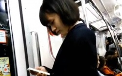 【パンチラ盗撮】通学途中のJKパンツをホームや電車内で逆さ撮り動画の画像