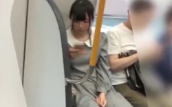 【パンチラ盗撮】ワンピースのお姉さん、電車内でパンツを逆さ撮りされるの画像