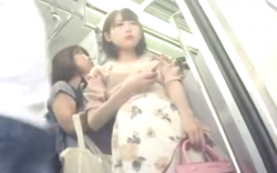 【パンチラ盗撮】満員電車で清楚系のお姉さんのスカートを逆さ撮り動画の画像