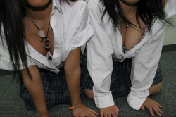 【JKエロ画像】女子校生の胸チラ・ブラチラのまとめ…膨らみかけのおっぱいが堪らんね！の画像