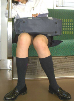 【JKパンチラ盗撮エロ画像】電車の座席に座りながらパンツが見えてる女子校生を発見…制服スカート内はやっぱエッチだな！の画像