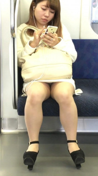 【電車パンチラ盗撮エロ画像】対面座席に座ってる女性の下着が見えたら贅沢だよなｗｗｗの画像