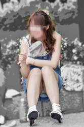 【座りパンチラ盗撮エロ画像】真正面から座ってる女性のスカートの中を覗き、イヤらしいパンツを隠し撮り！の画像