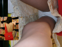 【JC逆さ撮り盗撮エロ画像】私服や制服のロリ少女のパンチラ…履いてるパンツはまだ子供だよ！の画像