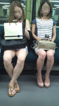 【電車盗撮エロ画像】対面に座っている生足のミニスカ素人さんの太ももが本当にスケベ過ぎてめっちゃソソる！の画像