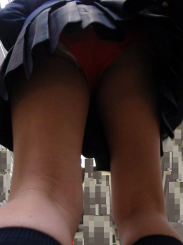 【JK逆さ撮り盗撮エロ画像】ローアングルから女子校生のスカート内を見たら迫力が全然違うね！の画像