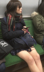 【JK太もも盗撮エロ画像】電車内にめっちゃエロい下半身した女子校生を見つけてバレないように隠し撮り！の画像