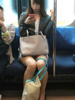 【対面パンチラ盗撮エロ画像】電車内でミニスカ女性のドスケベな股間をじっと見続けて隠し撮り！の画像