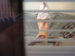 【民家盗撮エロ画像】素人女性宅を窓越しからこっそり覗く…スケベな様子がエチエチで堪らない！の画像