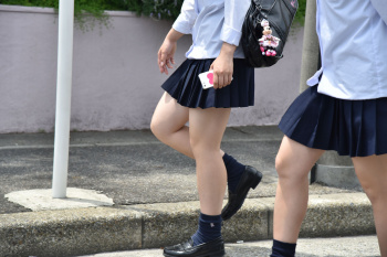 【JK街撮りエロ画像】制服着た女子校生の下半身を食い入るように見つめて楽しむ！の画像