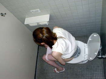 【トイレ盗撮エロ画像】オシッコしてる素人女性の無防備姿を多彩なカメラアングルで隠し撮り！の画像