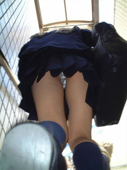 【JK逆さ撮り盗撮エロ画像】女子校生の生パンツを足元から見上げるとエッチ度がMAXに近いと思うｗｗｗの画像