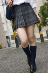 【JK美脚エロ画像】超短いスカートの女子校生の生足に男は股間をムラムラさせてしまう！の画像