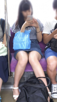 【電車パンチラ盗撮エロ画像】正面に座ってる女の子のパンティーが見えたら覗いちゃうでしょうｗｗｗの画像