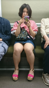 【電車盗撮エロ画像】自分が降りるまで見守りたくなるミニスカ女子の美脚がエッチすぎるぞ！の画像