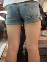 【ホットパンツエロ画像】美脚女性が履いてると嫌でも見てしまうな…健康美がセクシーなんだよ！の画像