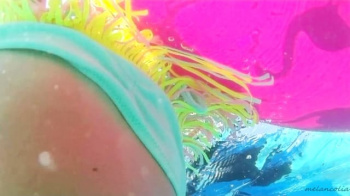 【eros1141プール盗撮】ロリ娘のエッチな小尻とずり上がるチューブトップビキニから見える胸元をプールでじっくりと堪能する動画の画像