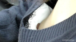 【eros1280乳首チラ盗撮】胸元のざっくり空いたセーターから大きめ乳首と乳輪を撮られちゃう図書館での若い娘の画像