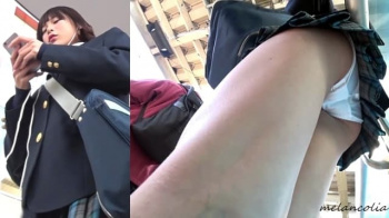 【upskirt976逆さ撮りJK】スマホに夢中で白のサテンPを粘着撮りされちゃう無警戒なショートボブJK【re-211】の画像